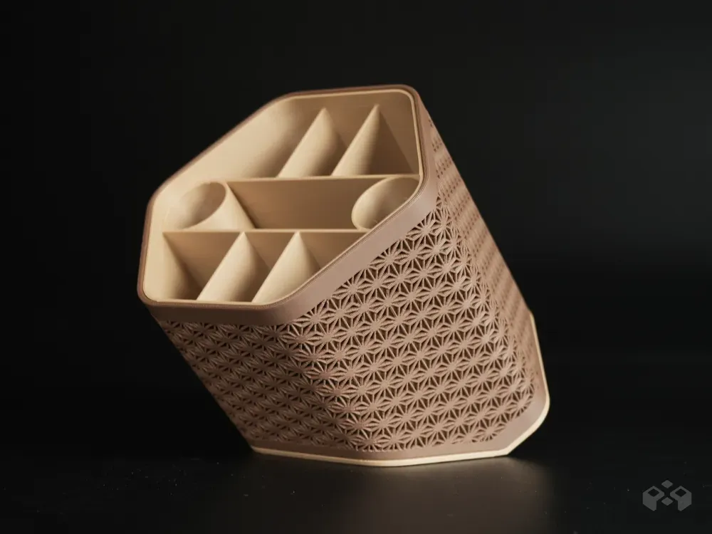 Image 3: Asanoha pen holder close-up of Kumiko surface pattern detail