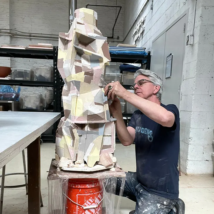 Bình gốm hay khung tranh? Nghệ thuật hand-building đầy ngẫu hứng của Christopher Russell