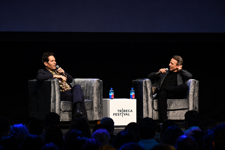 Paul Rudd và câu chuyện về sự lựa chọn: Tại sao một dự án xứng đáng được ra đời? Image 2: Paul Rudd and Seth Meyers in conversation on stage during the 2026 Tribeca Festival