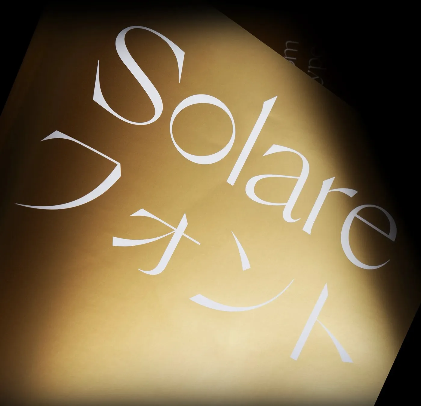 Solare: Font chữ sans serif với sự kết hợp giữa hình khối grotesque và nét thanh mảnh