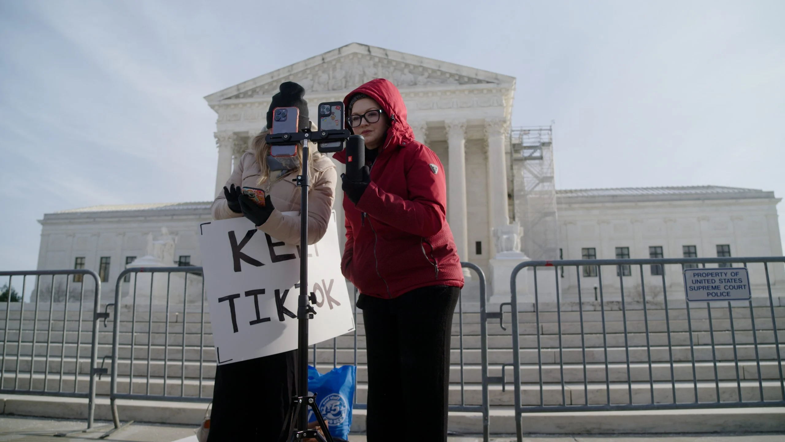 TikTok Never Dies: Khi khung hình dọc trở thành visual signature trên màn ảnh rộng Image 3: TikTok creators livestreaming outside the US Supreme Court in TikTok Never Dies