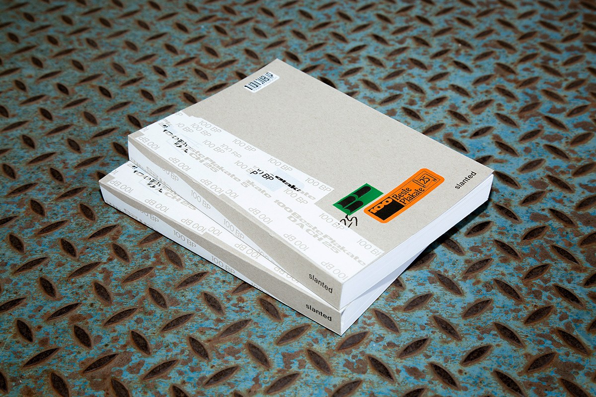 Image 2: 100 Beste Plakate 25 stacked yearbooks
