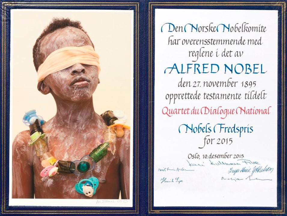 Nghệ thuật thiết kế và chế tác thủ công đầy tỉ mỉ của những tấm bằng giải Nobel