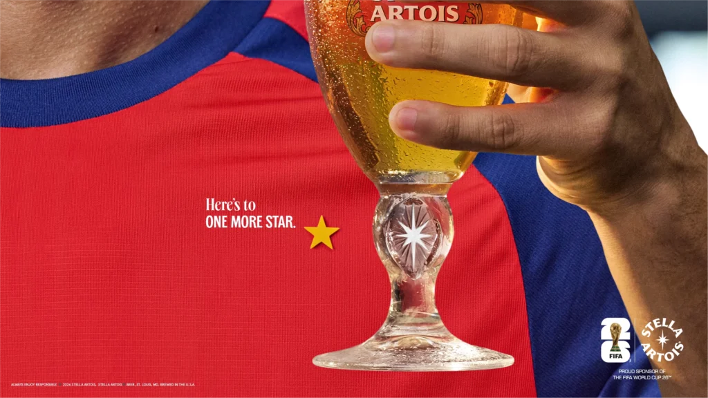 Stella Artois khép lại chiến dịch FIFA World Cup 2026 bằng nụ hôn ngọt ngào dành cho người hâm mộ - Image 6: Stella Artois' 'Kissing the Gold' ad | Source: GUT New York