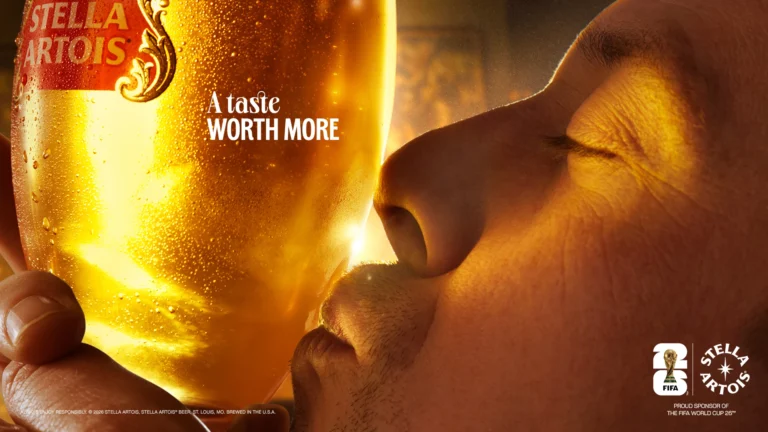 Stella Artois khép lại chiến dịch FIFA World Cup 2026 bằng nụ hôn ngọt ngào dành cho người hâm mộ Stella Artois khép lại chiến dịch FIFA World Cup 2026 bằng nụ hôn ngọt ngào dành cho người hâm mộ - Image 5: Stella Artois' 'Kissing the Gold' ad | Source: GUT New York