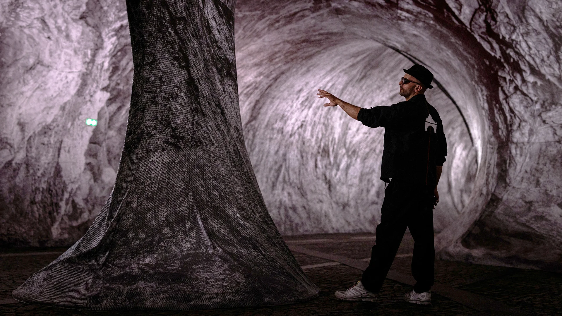 La Caverne du Pont Neuf: JR’s Surreal Optical Illusion on Paris’s Oldest Bridge