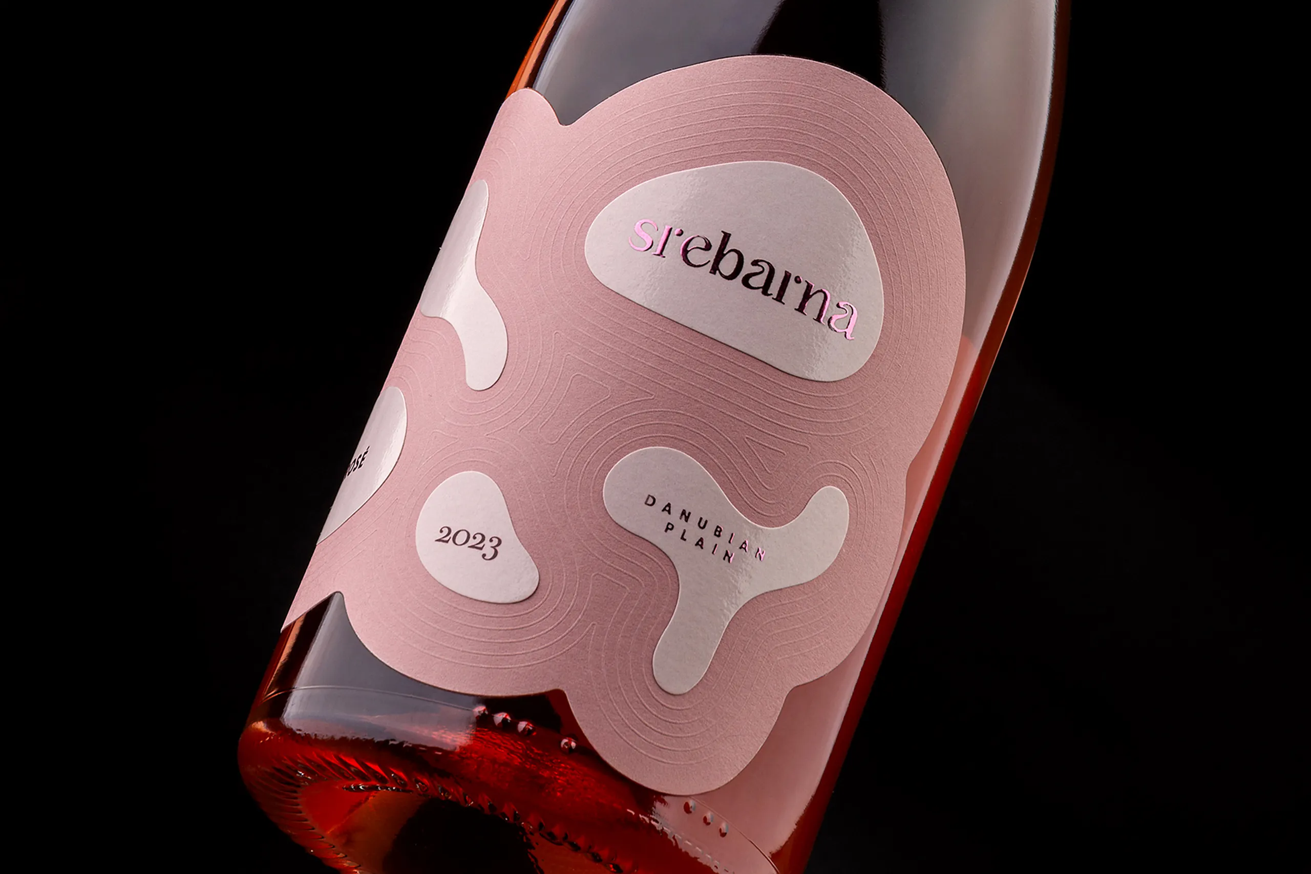 Srebarna Rosé – Packaging Design Shaped by the Ripples of the Lake