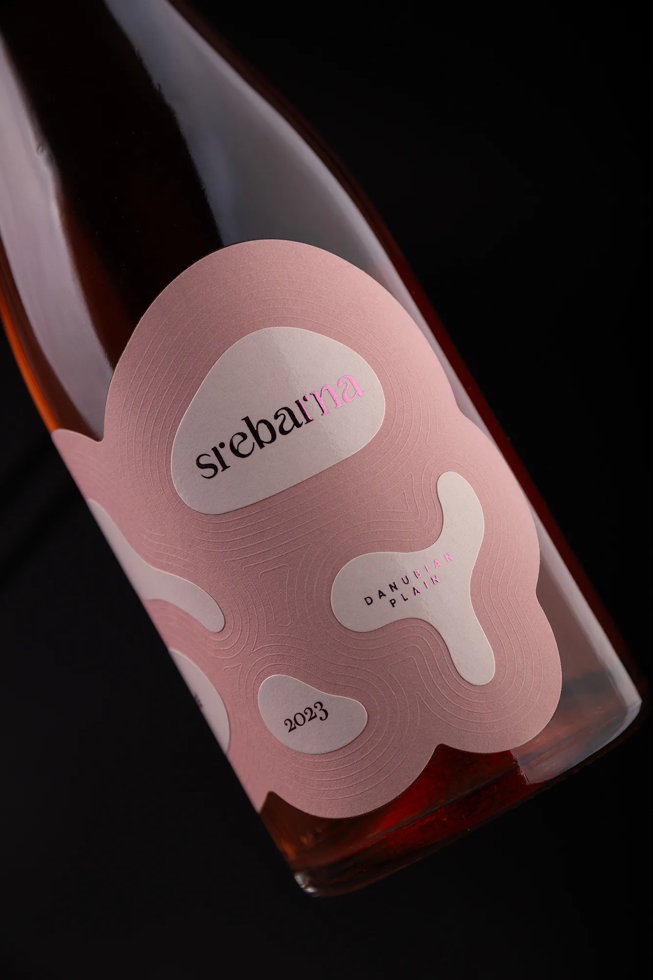 Img03 - Srebarna Rosé – Packaging Design Shaped by the Ripples of the Lake