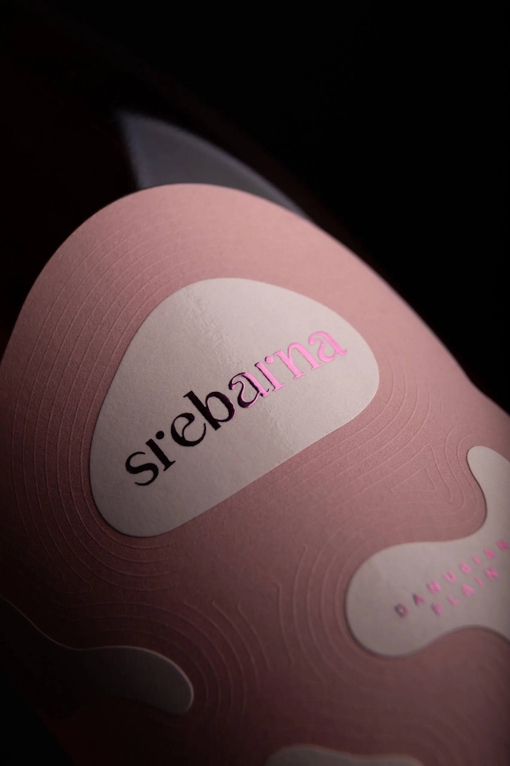 Img04 - Srebarna Rosé – Packaging Design Shaped by the Ripples of the Lake