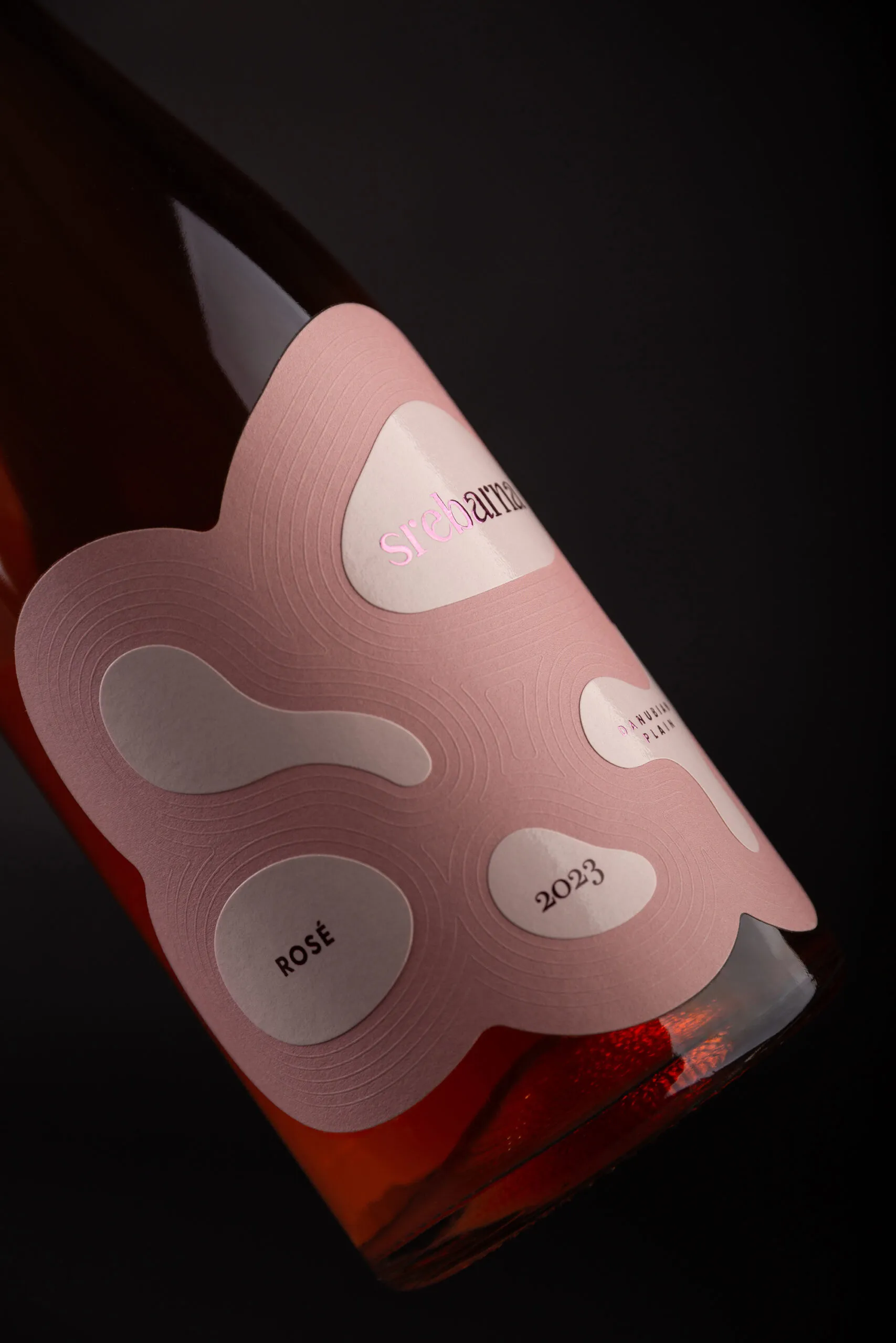 Img05 - Srebarna Rosé – Packaging Design Shaped by the Ripples of the Lake