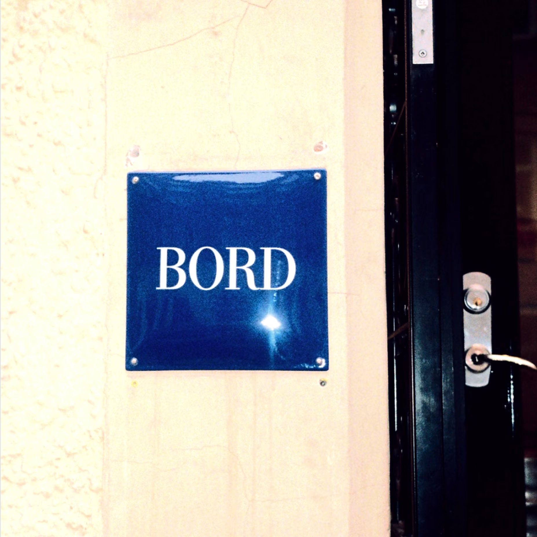 Image 2: Bord restaurant visual branding blue enamel door plaque signage